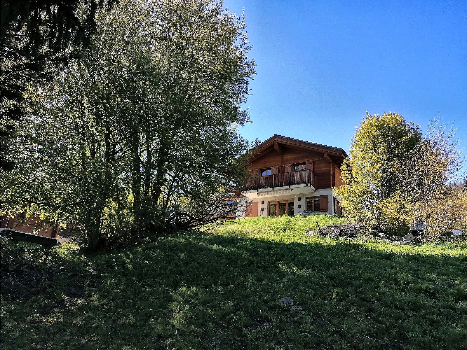 Chalet Cherome von aussen im Sommer