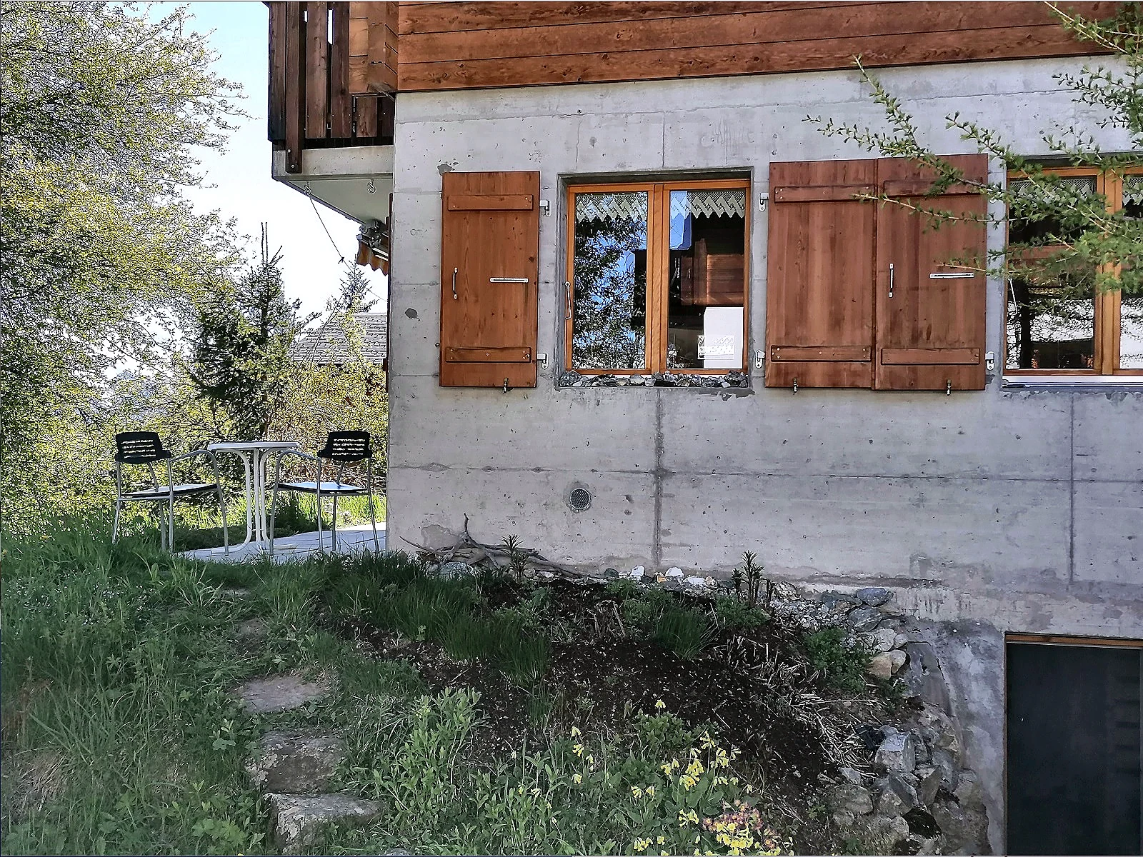 Sommerlicher Sitzplatz am Chalet Cherome